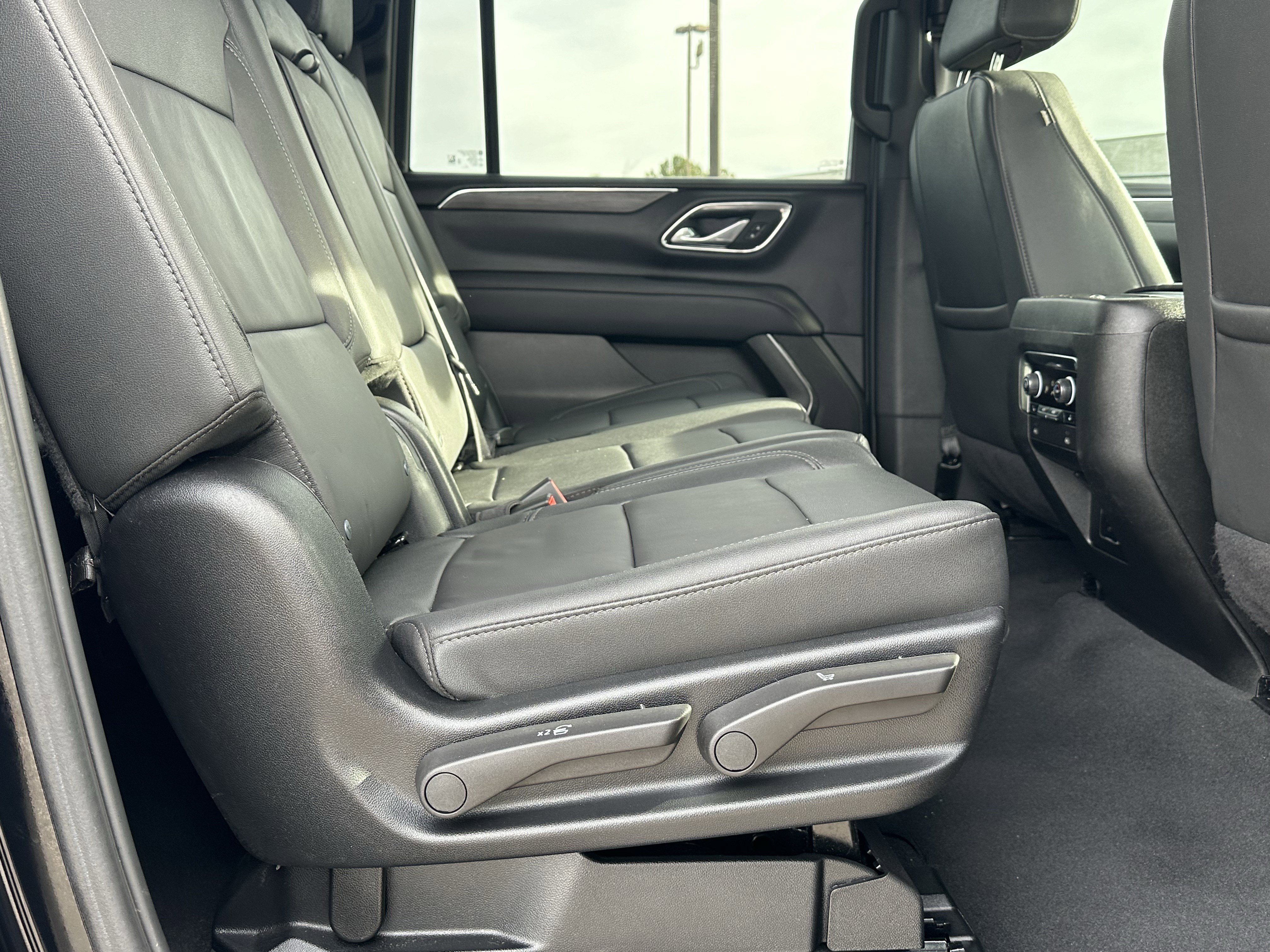 Used 2024 Chevrolet Suburban LT w/ Luxury Package image 18