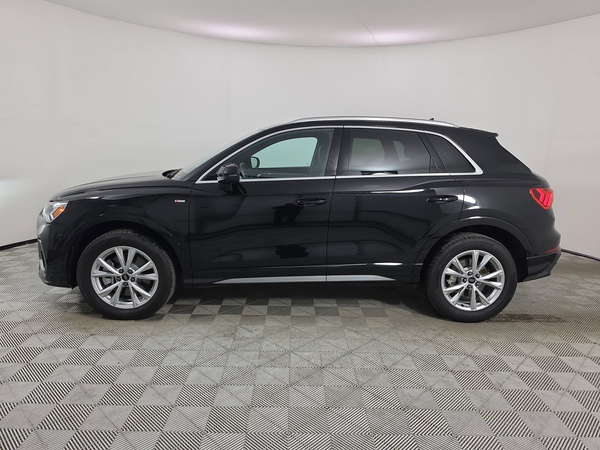Certified 2025 Audi Q3 2.0T Premium Plus w/ Premium Plus Package AWD/4WD image 4