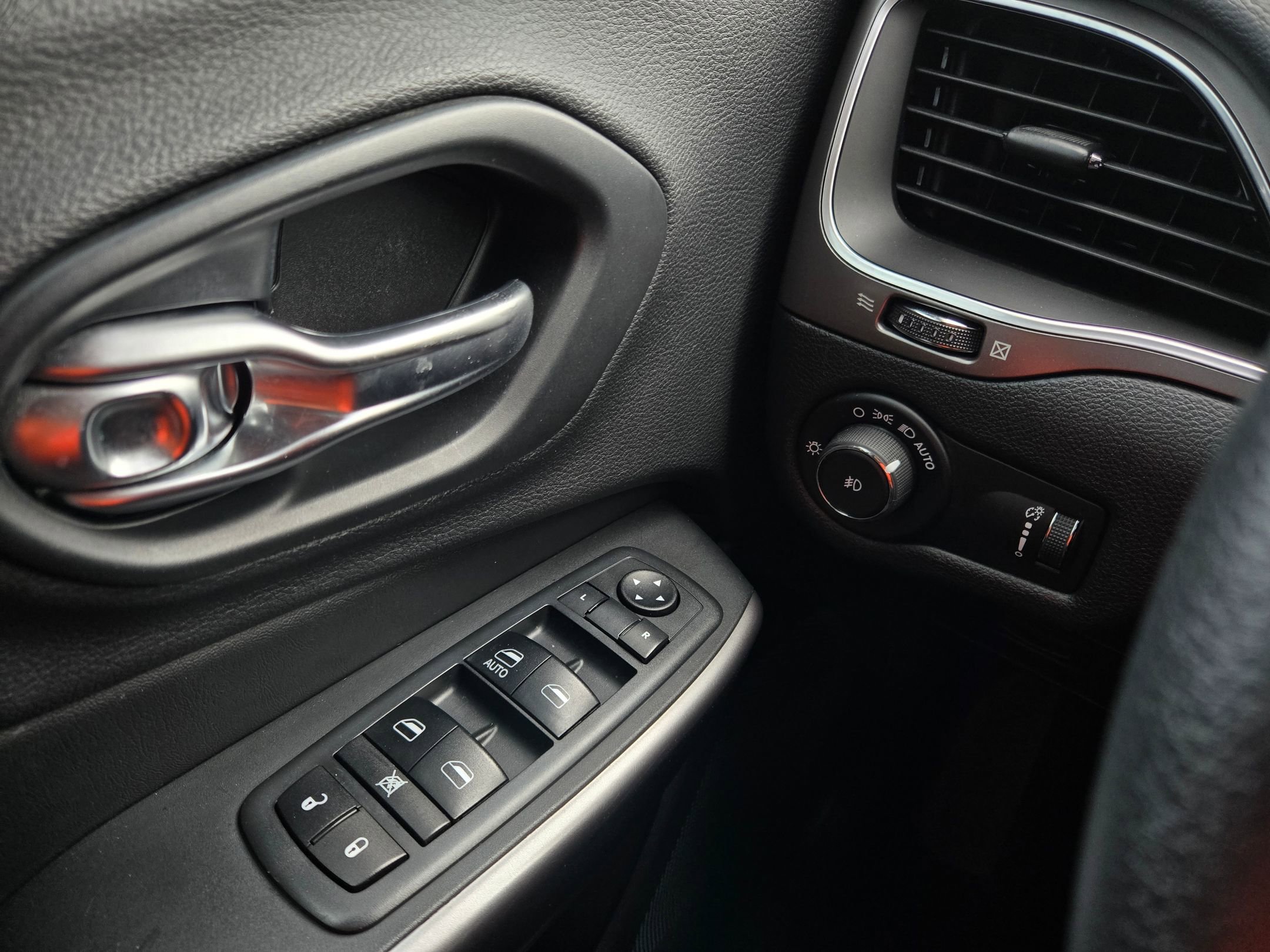 Used 2019 Jeep Cherokee Latitude w/ Popular Appearance Group image 21