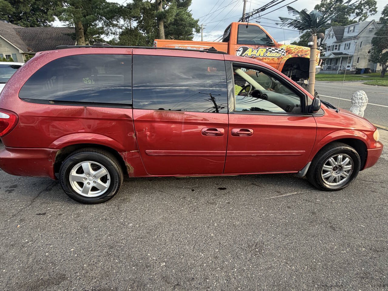 Used 2005 Dodge Grand Caravan SXT w/ Premium Group FWD image 3