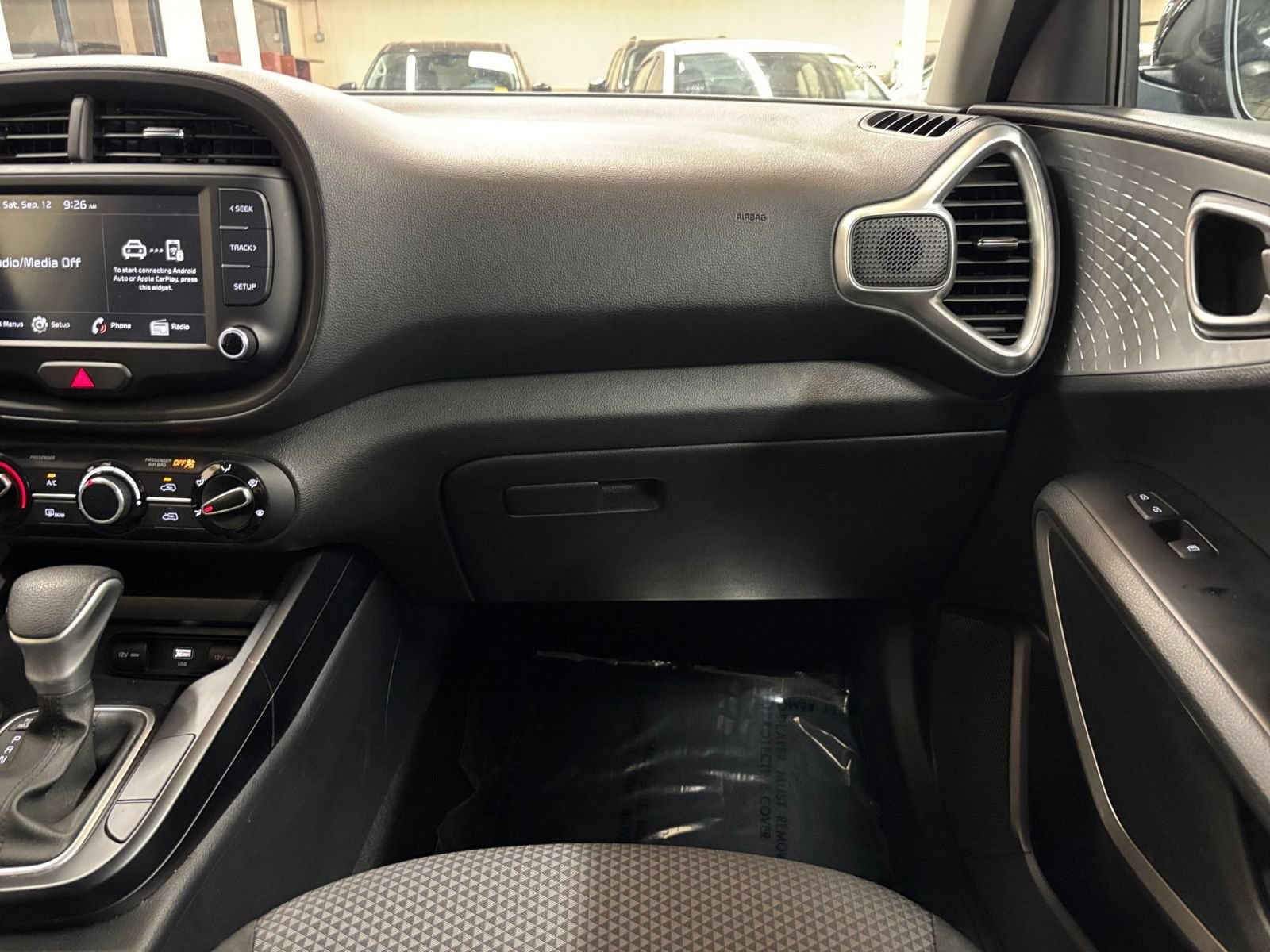 Used 2025 Kia Soul LX w/ LX Technology Package FWD image 32