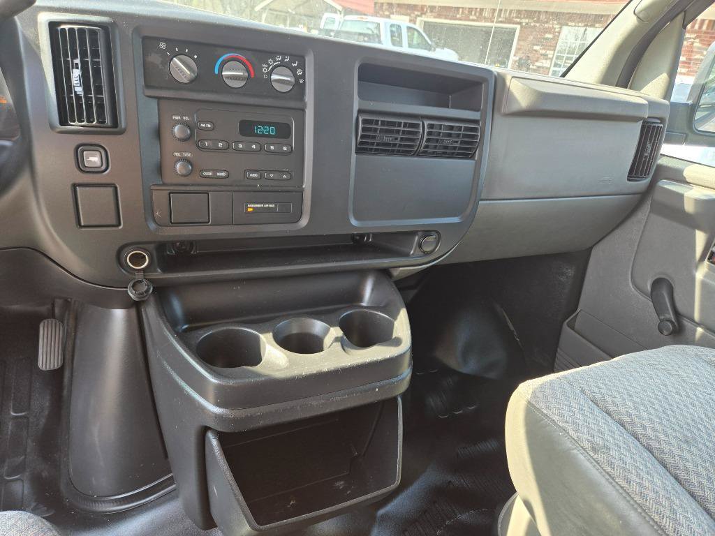 Used 2006 GMC Savana 1500 Passenger RWD image 30