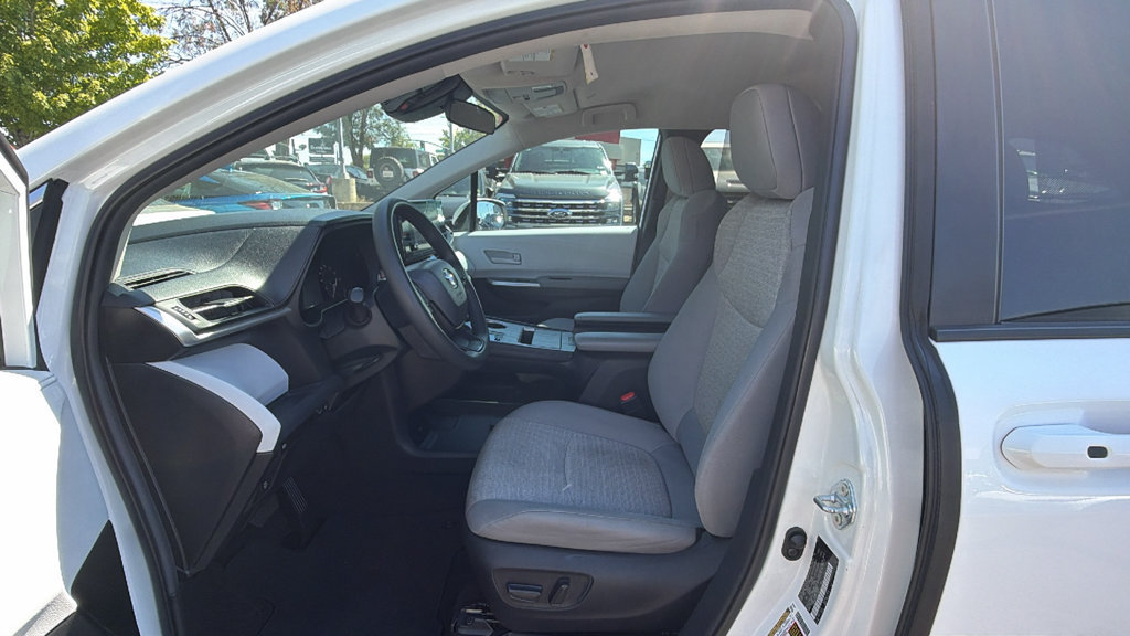 Used 2025 Toyota Sienna LE FWD image 30
