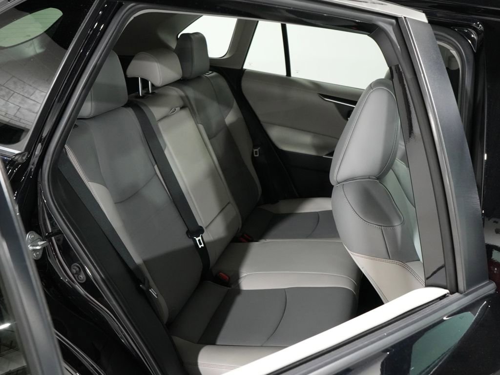 Used 2022 Toyota RAV4 XLE Premium image 30