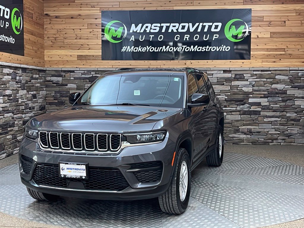 Used 2023 Jeep Grand Cherokee Laredo w/ Luxury Tech Group I AWD/4WD image 3