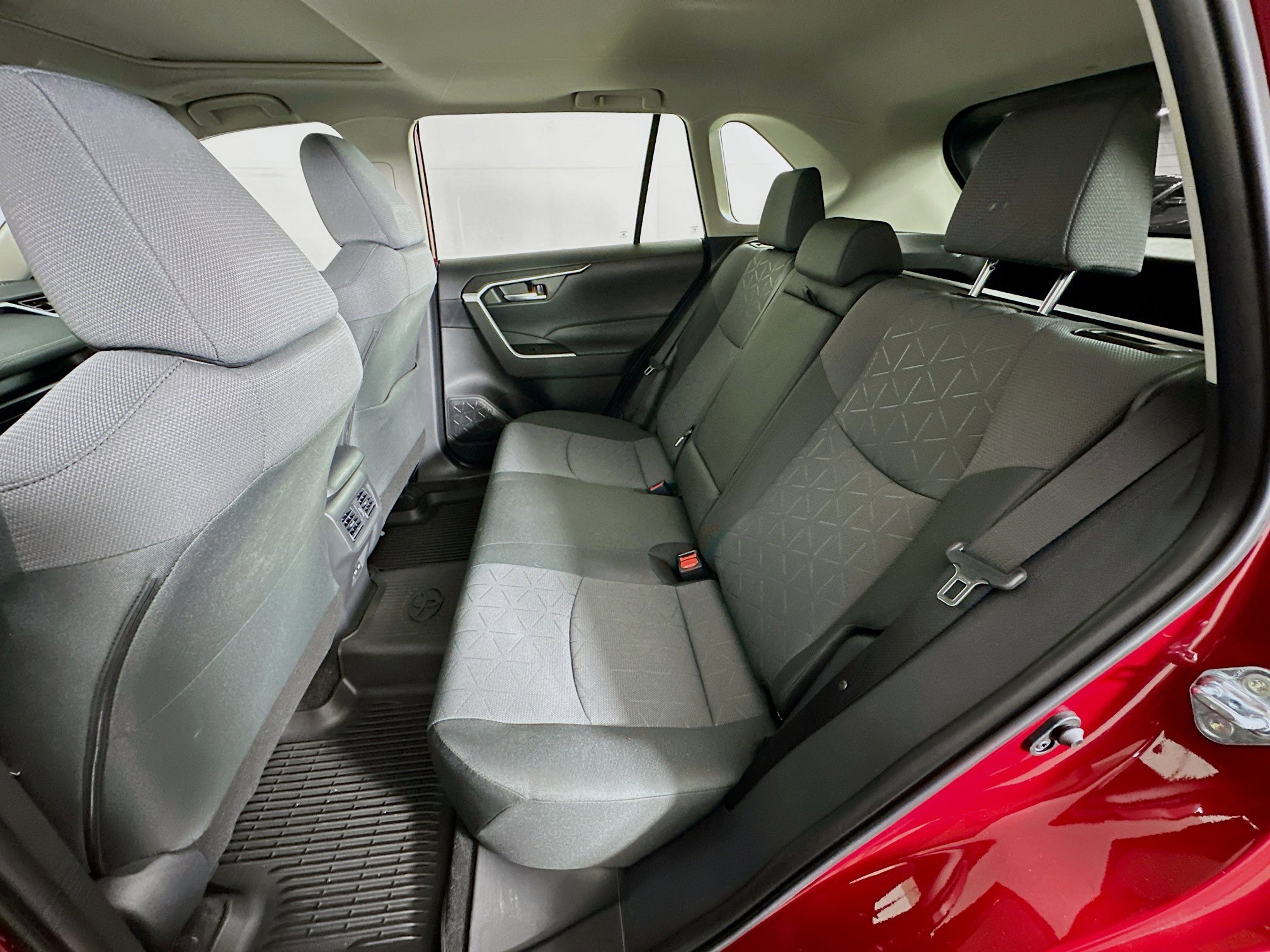 Used 2025 Toyota RAV4 XLE w/ Convenience Package FWD image 27