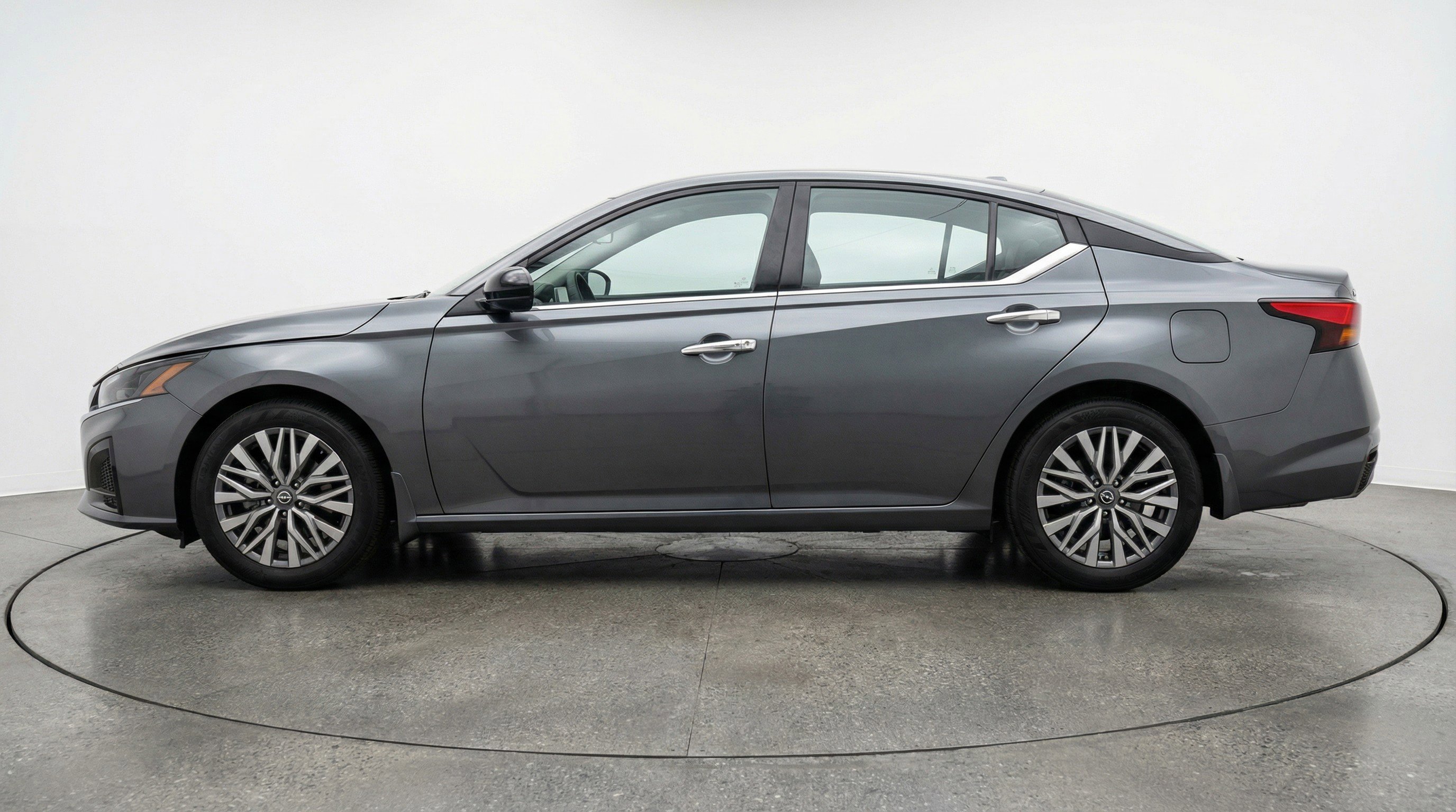 Used 2025 Nissan Altima 2.5 SV image 5