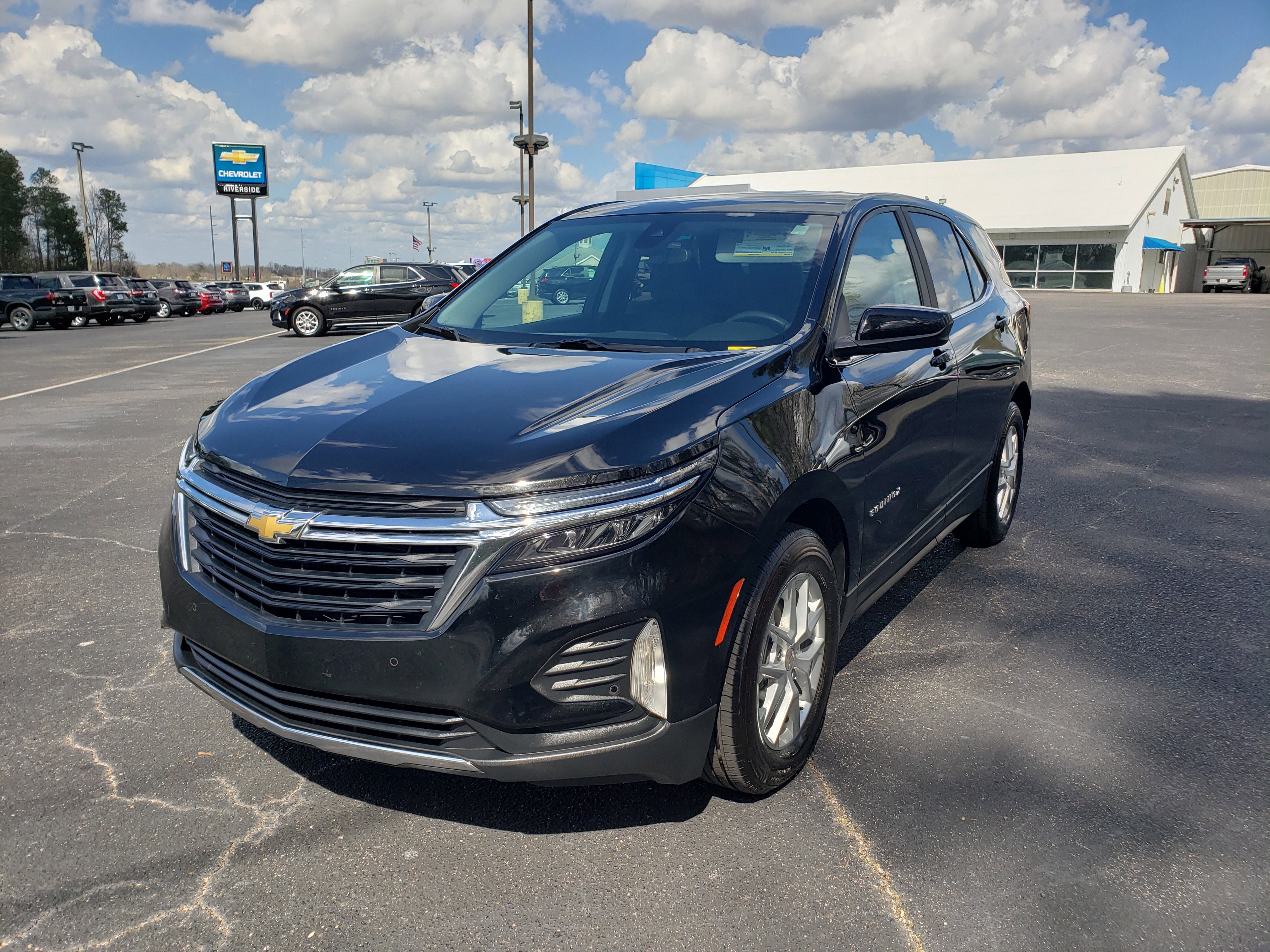 Used 2022 Chevrolet Equinox LT w/ Driver Convenience Package image 2
