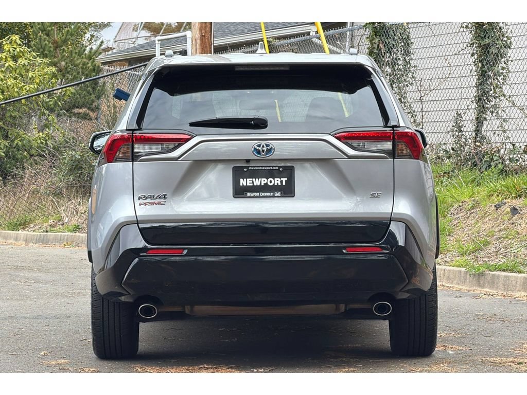 Used 2022 Toyota RAV4 SE w/ Weather & Moonroof Package AWD/4WD image 5