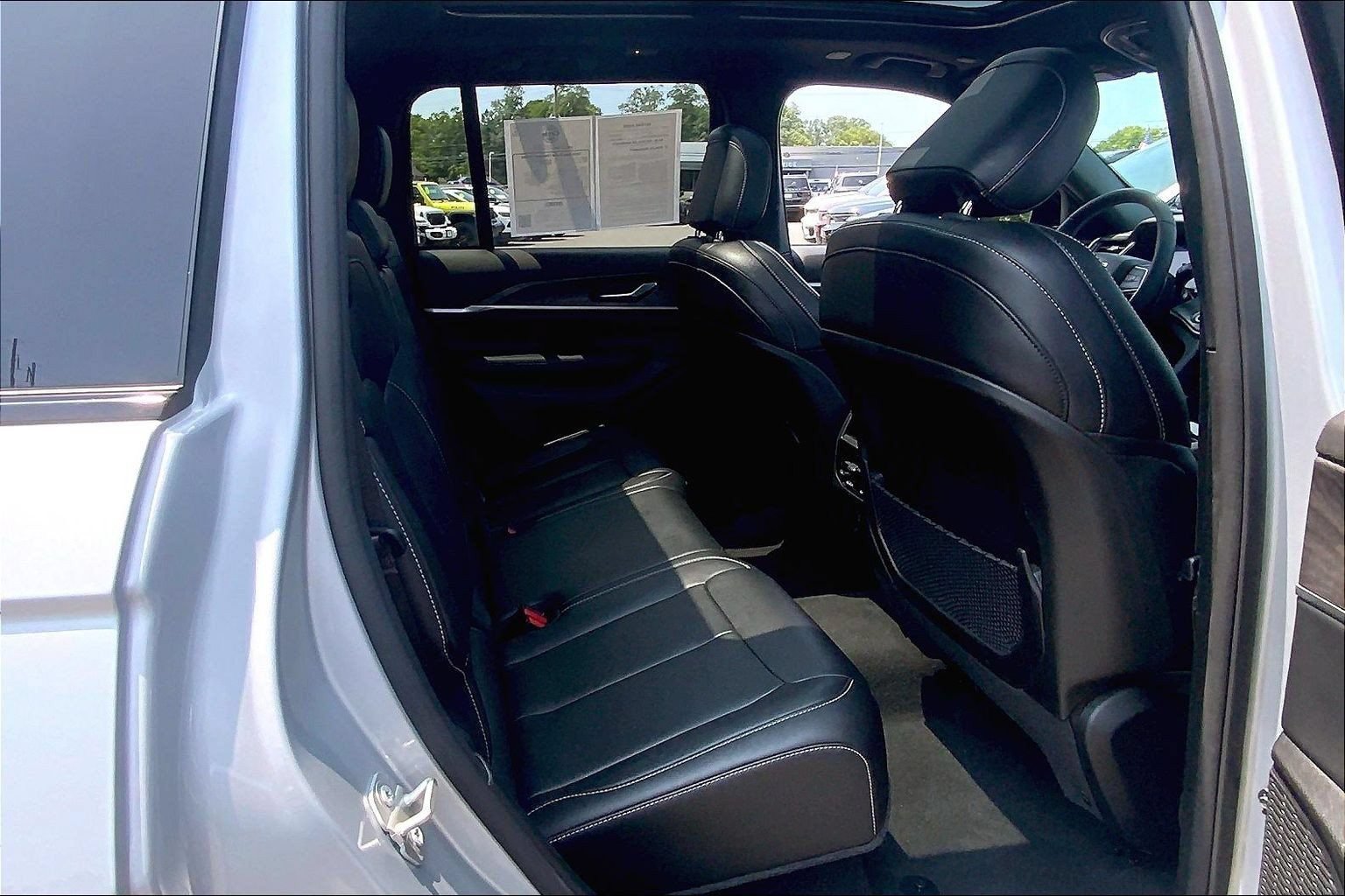 Certified 2024 Jeep Grand Cherokee Limited w/ Black Appearance Package AWD/4WD image 16