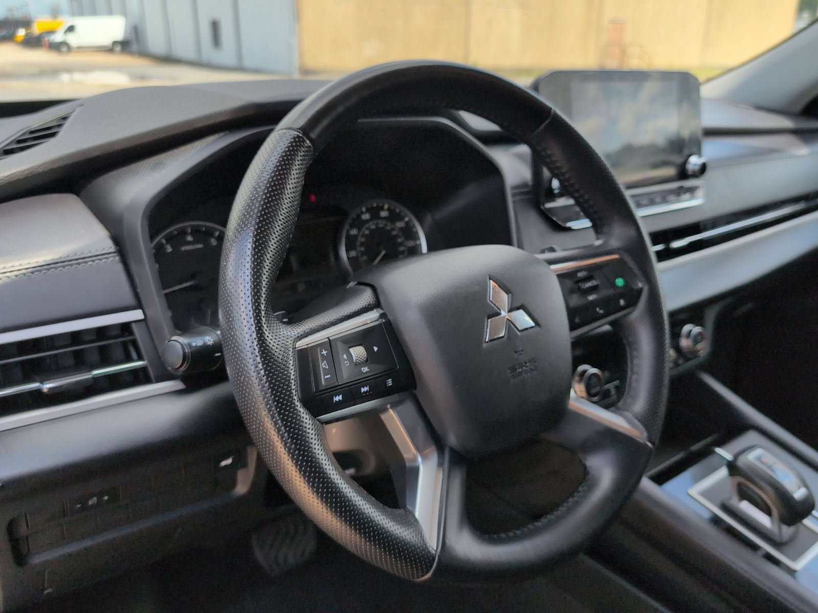 Used 2024 Mitsubishi Outlander SE AWD/4WD image 11