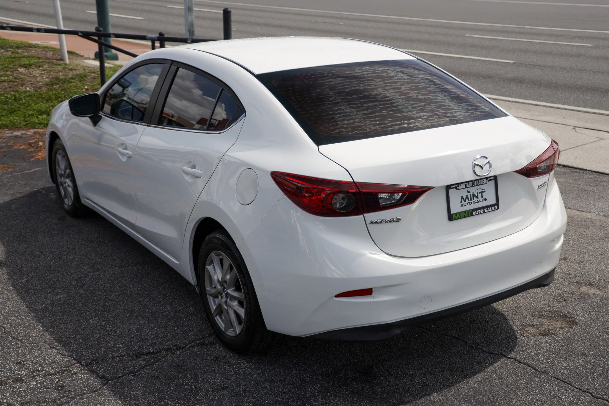 Used 2017 MAZDA MAZDA3 Sport w/ Preferred Equipment Package FWD image 8