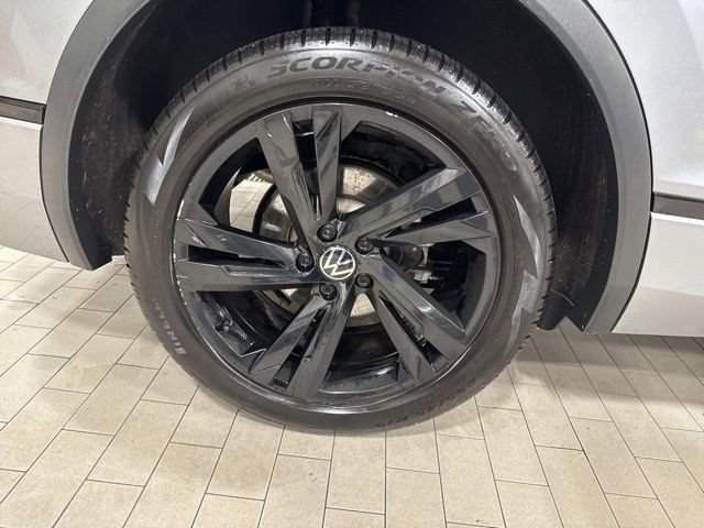 Certified 2023 Volkswagen Tiguan SE R-Line AWD/4WD image 19