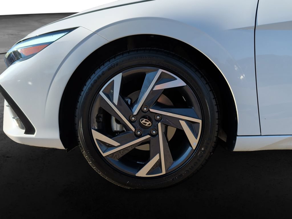 Used 2024 Hyundai Elantra Limited FWD image 9