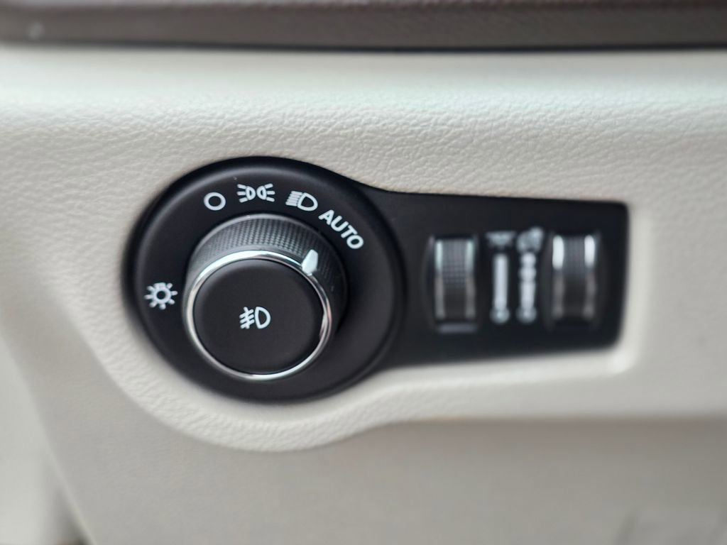 Used 2020 Chrysler Pacifica Touring-L image 35