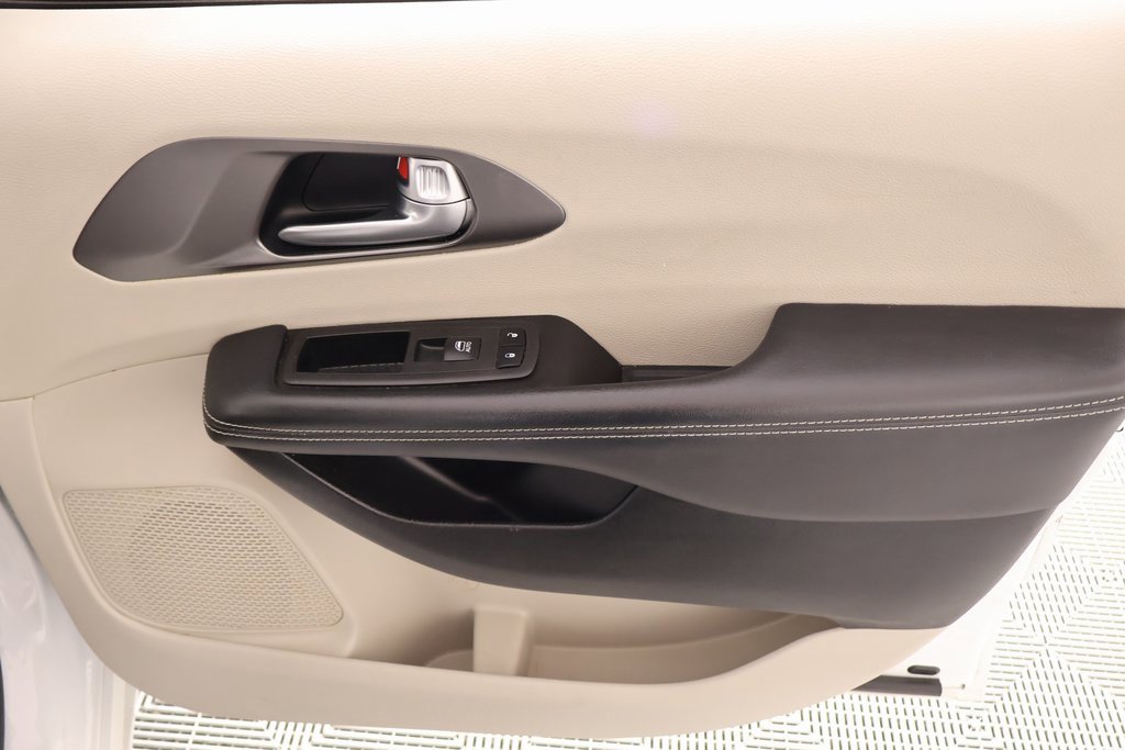 Used 2024 Chrysler Pacifica Touring-L image 16