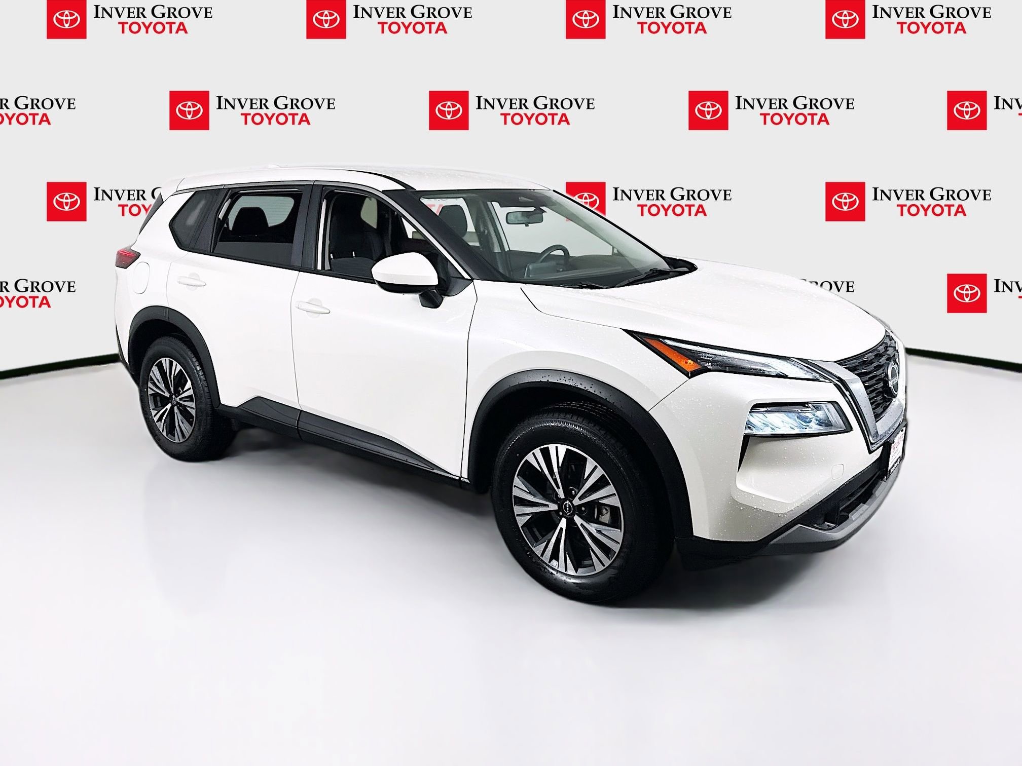 Used 2023 Nissan Rogue SV image 3