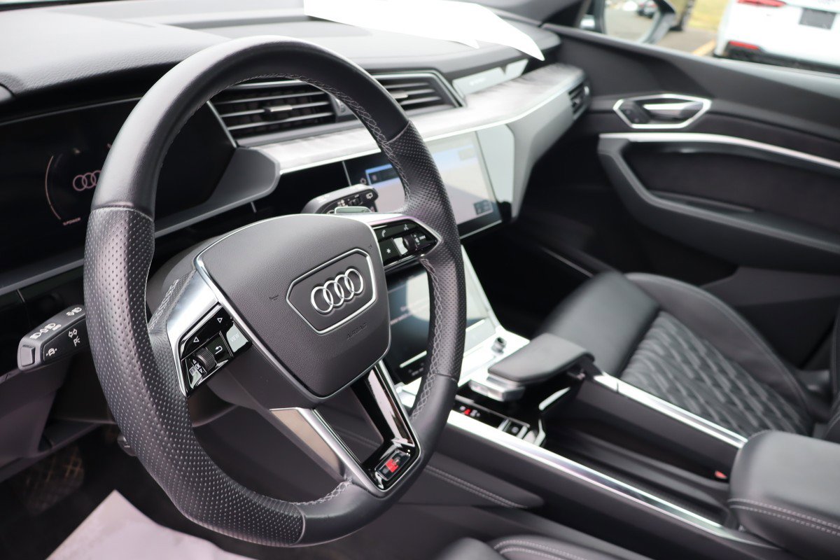 Used 2022 Audi e-tron S Premium Plus image 9
