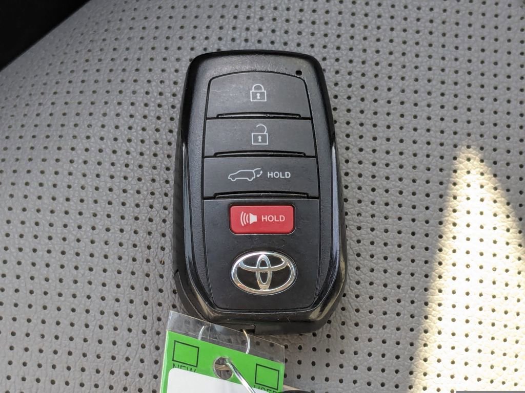 Used 2024 Toyota Highlander Limited image 30