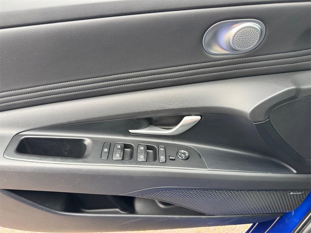 Used 2025 Hyundai Elantra Limited image 20