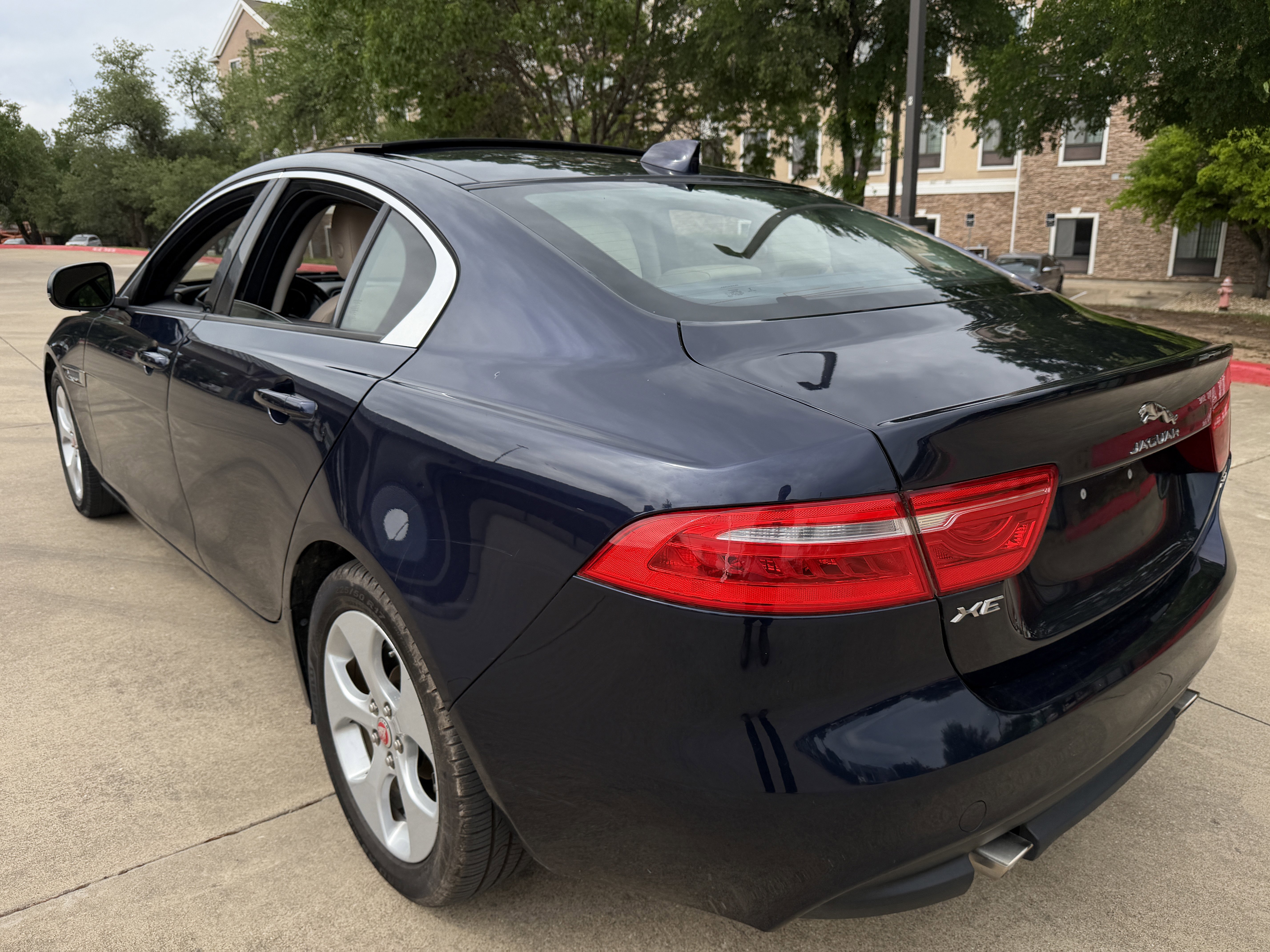 Used 2018 Jaguar XE image 5