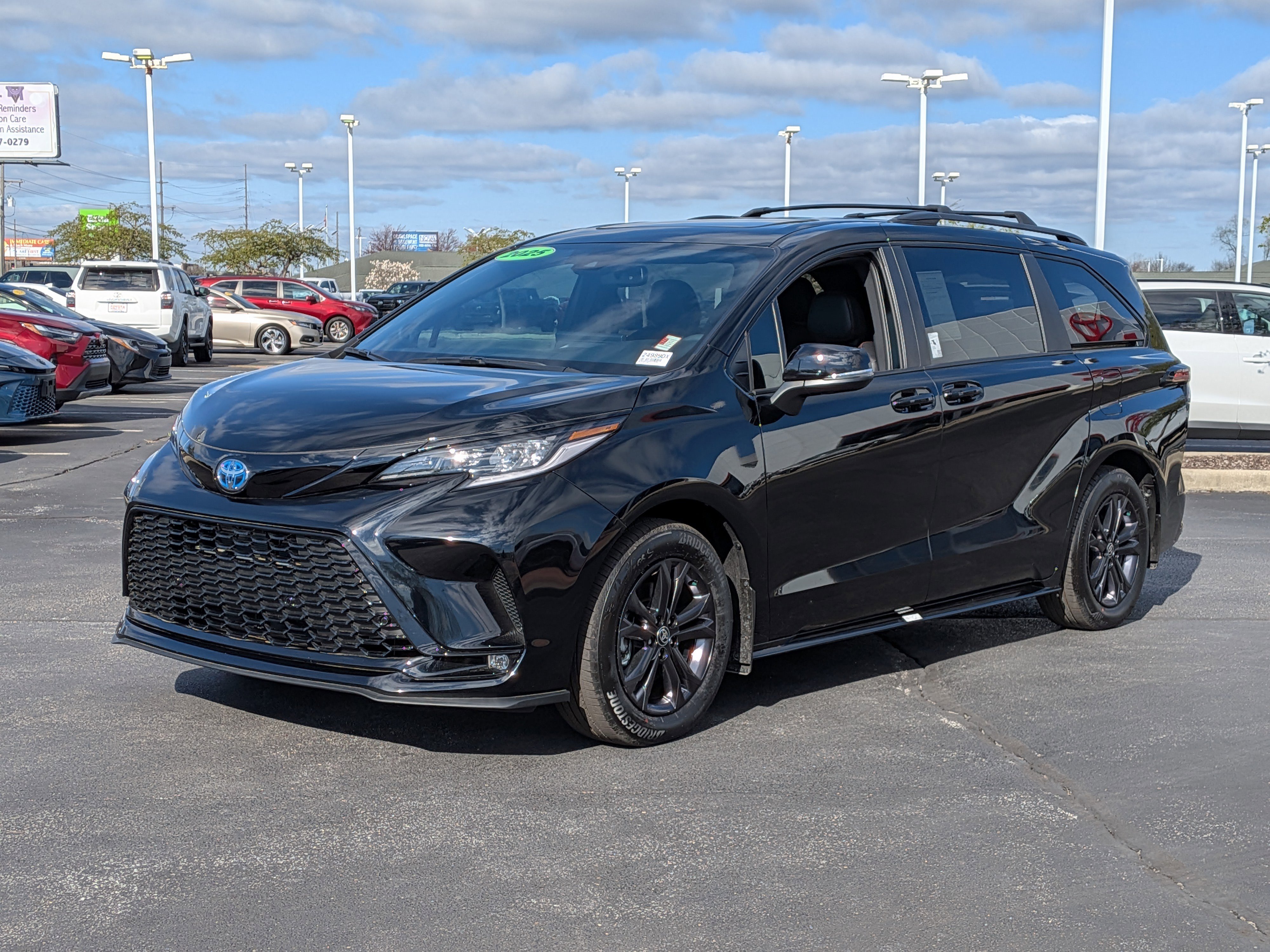 Used 2025 Toyota Sienna XSE w/ XSE Premium Package AWD/4WD image 4