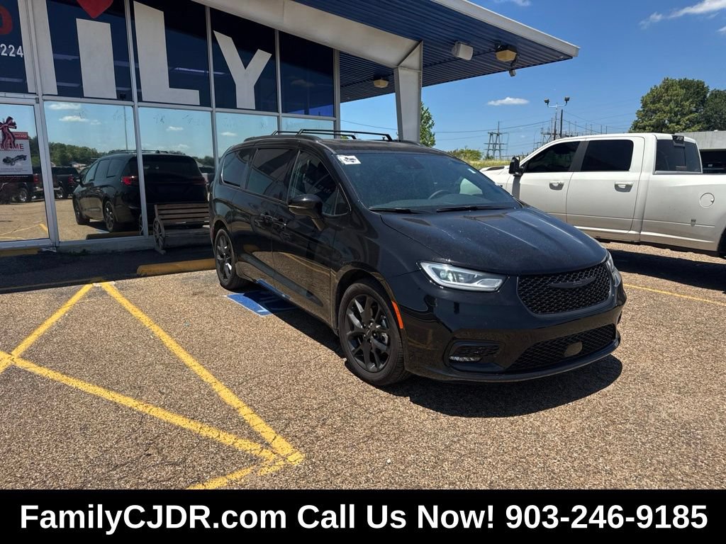 Used 2025 Chrysler Pacifica Limited FWD image 1