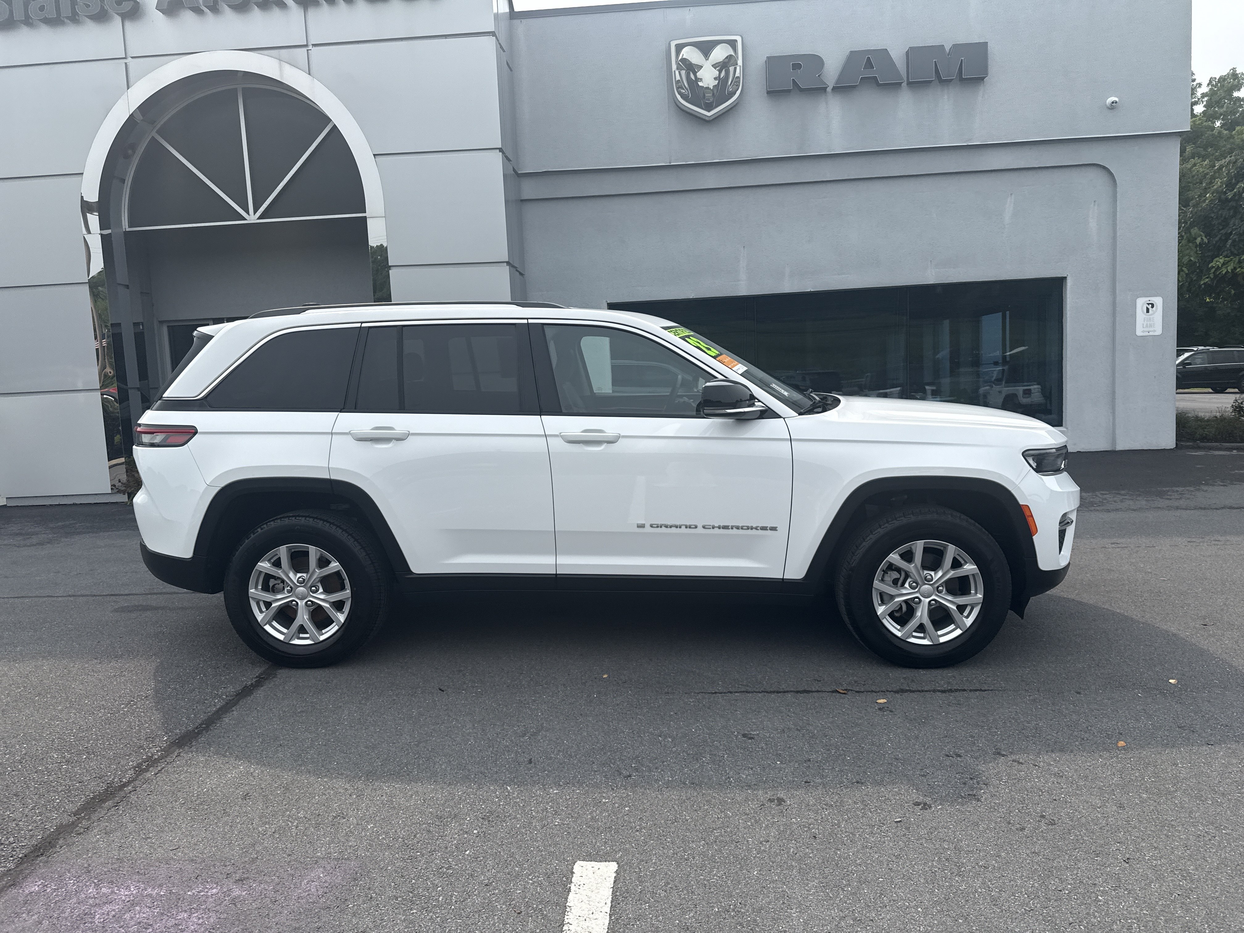Used 2023 Jeep Grand Cherokee Limited AWD/4WD image 2
