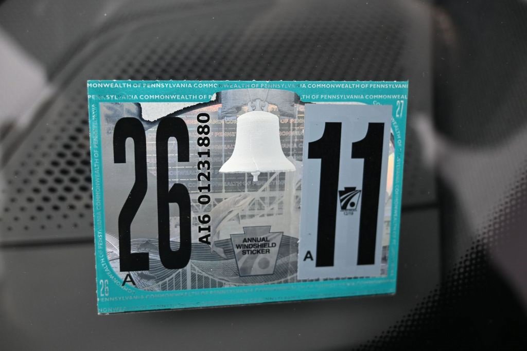 Used 2023 Porsche Taycan image 2