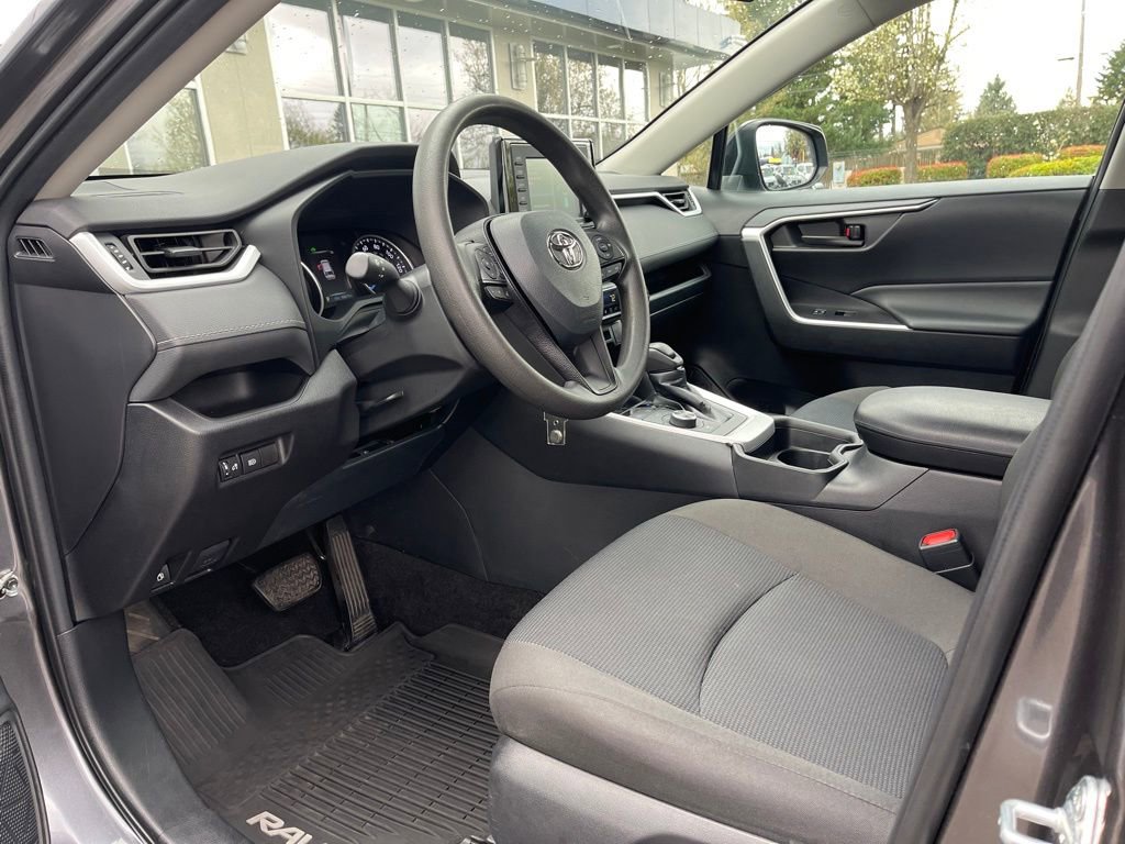 Used 2021 Toyota RAV4 LE image 11