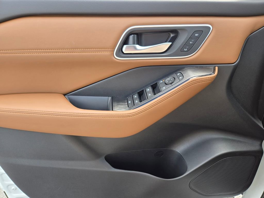 New 2026 Nissan Rogue Platinum image 11
