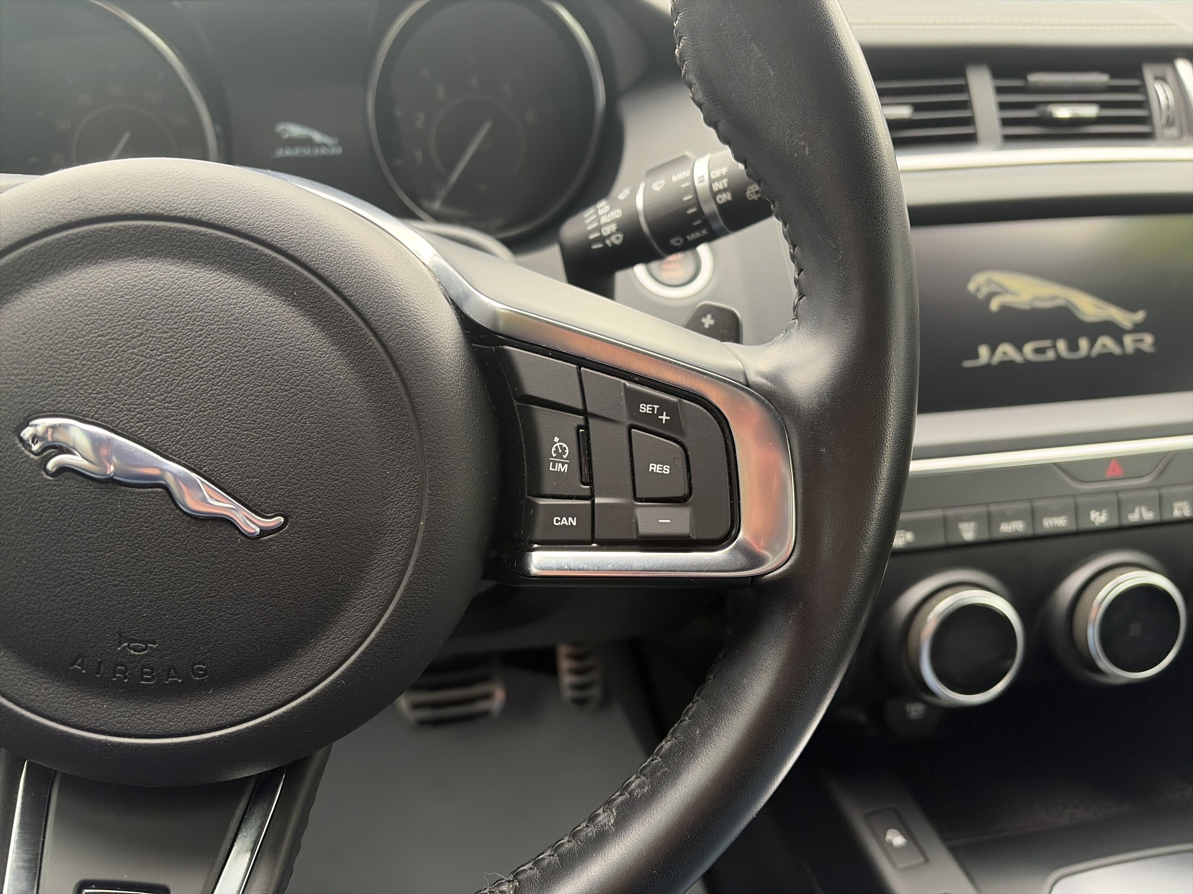 Used 2019 Jaguar E-PACE R-Dynamic SE AWD/4WD image 19