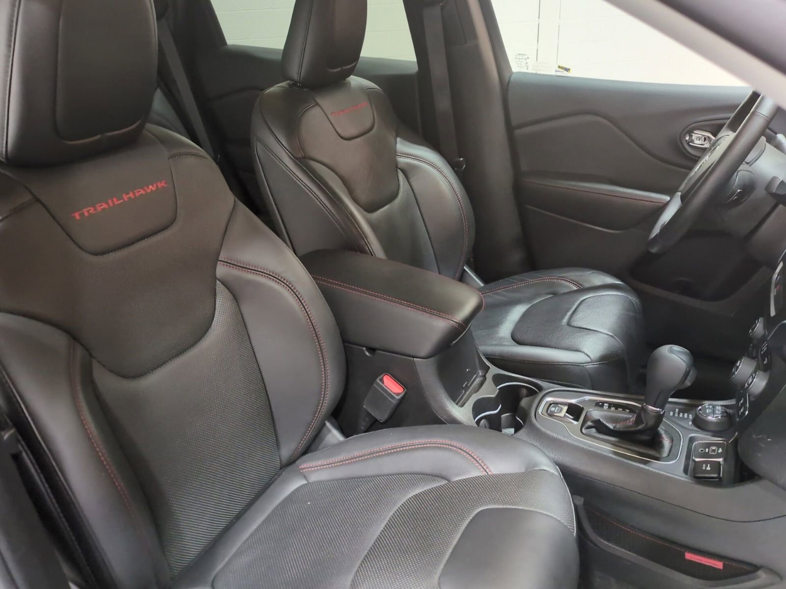 Used 2019 Jeep Cherokee Trailhawk AWD/4WD image 10