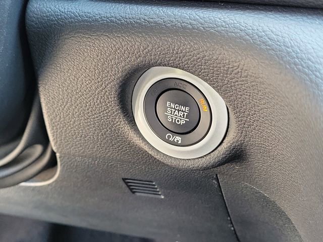 Used 2025 Chrysler Pacifica Limited FWD image 13