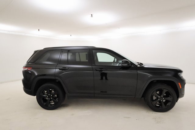Used 2023 Jeep Grand Cherokee Altitude image 2