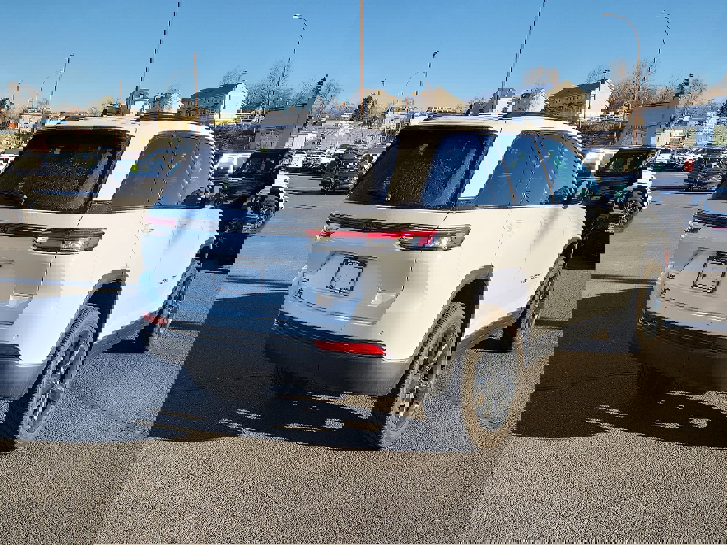 Used 2025 Jeep Grand Cherokee Altitude image 4