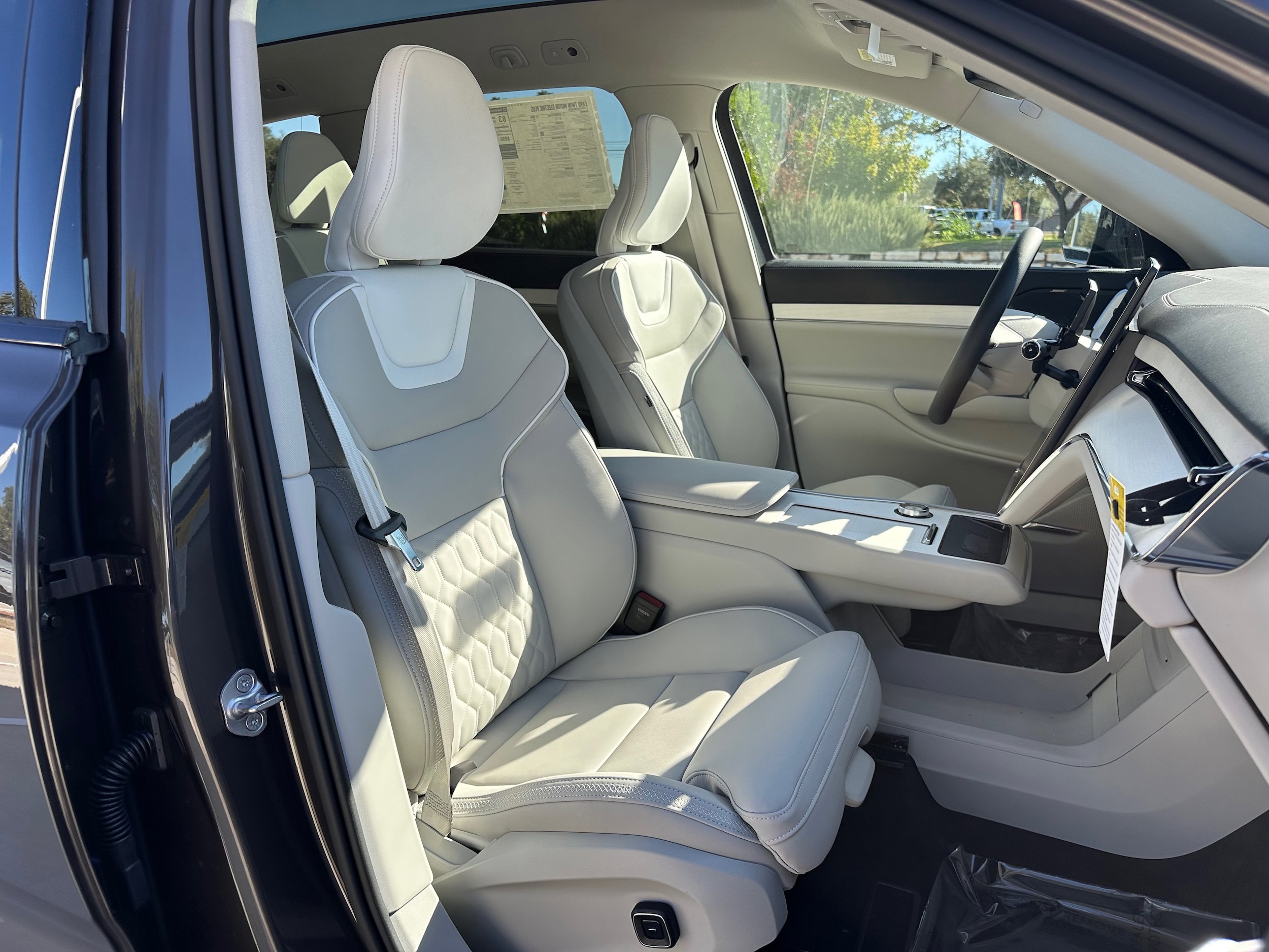 New 2025 Volvo EX90 Plus w/ Protection Package Premier AWD/4WD image 8