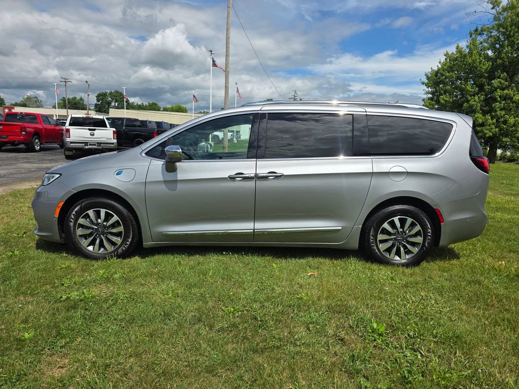 Used 2021 Chrysler Pacifica Limited w/ Premium & Safety Sphere Group FWD image 4