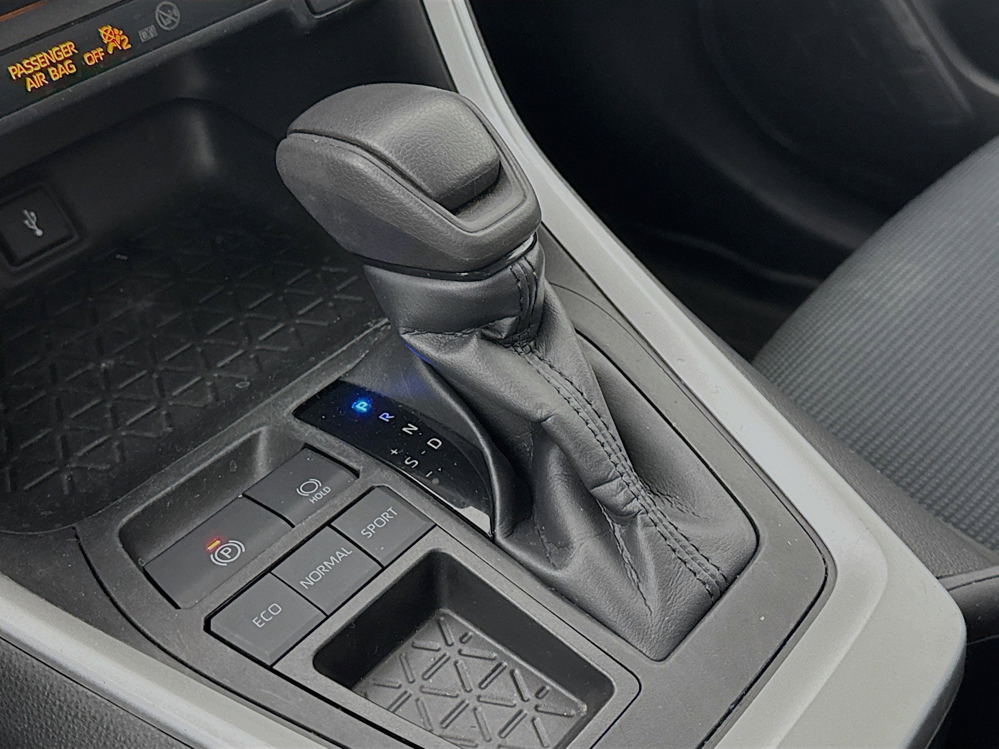 Used 2022 Toyota RAV4 LE image 16