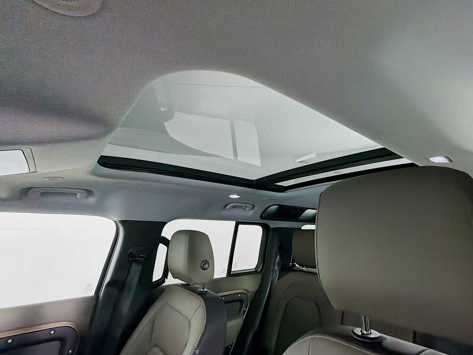 Used 2025 Land Rover Defender 110 S image 13