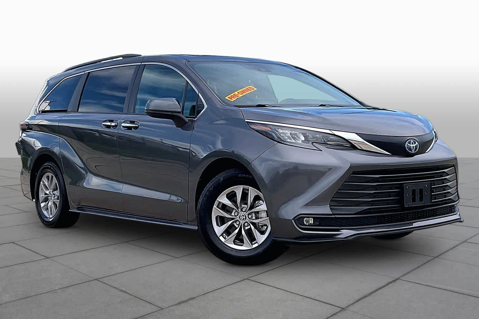 Used 2025 Toyota Sienna XLE FWD image 3
