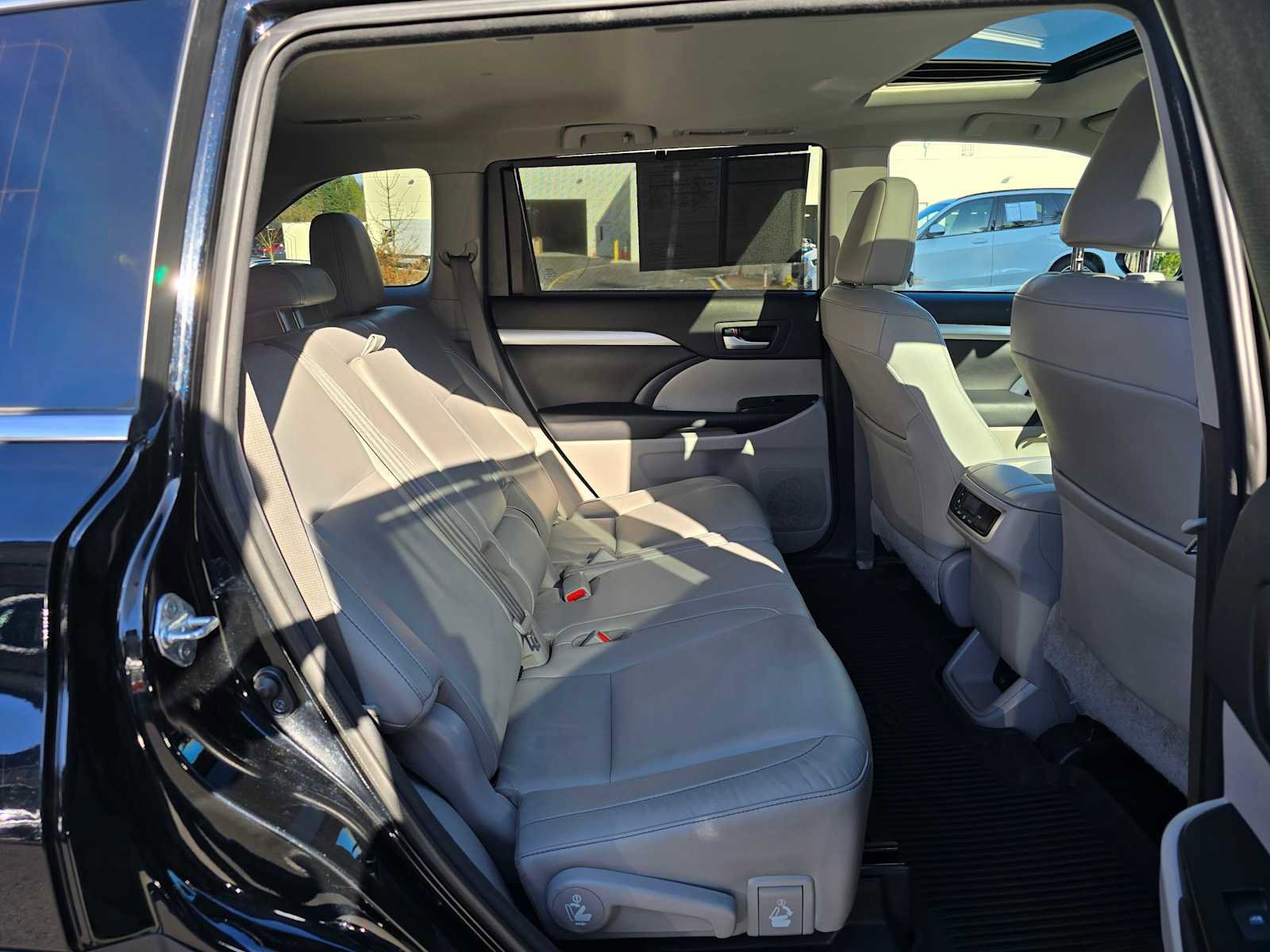 Used 2017 Toyota Highlander XLE image 12