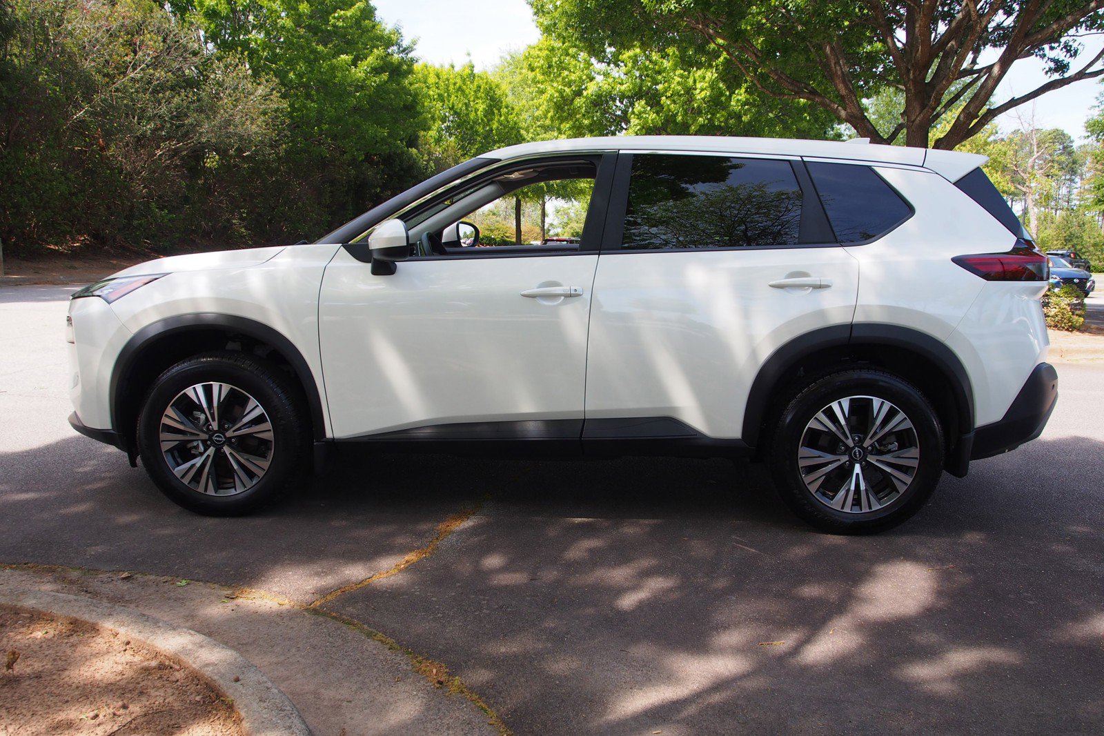 Used 2023 Nissan Rogue SV FWD image 4