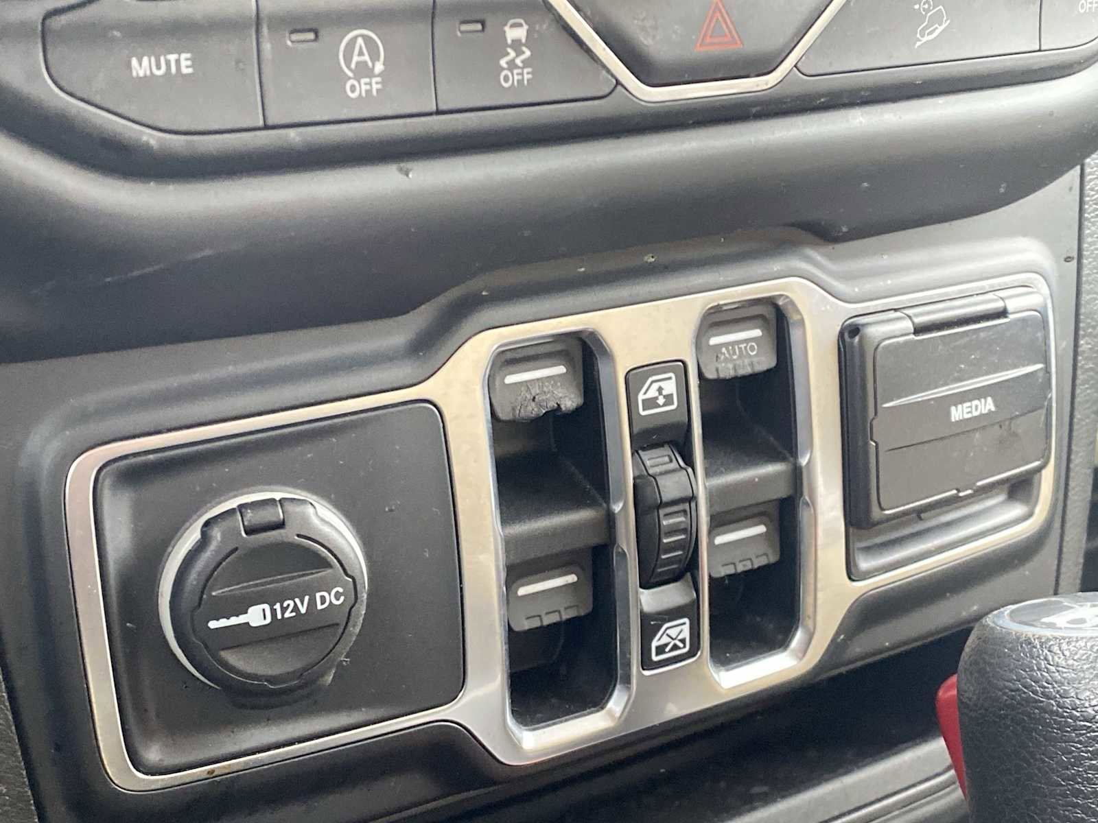 Used 2018 Jeep Wrangler Unlimited Sahara image 18