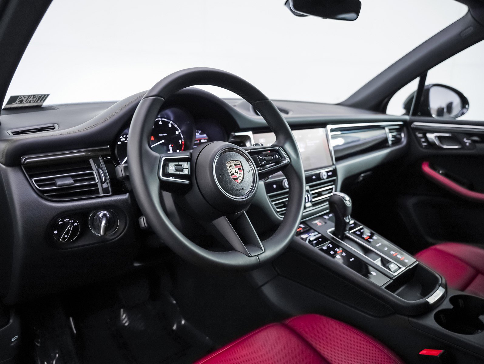 Certified 2025 Porsche Macan image 4