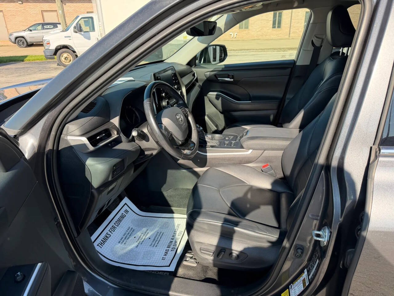 Used 2020 Toyota Highlander XLE AWD/4WD image 11