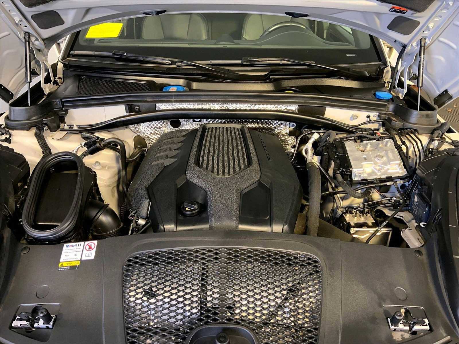 Certified 2023 Porsche Macan AWD/4WD image 32