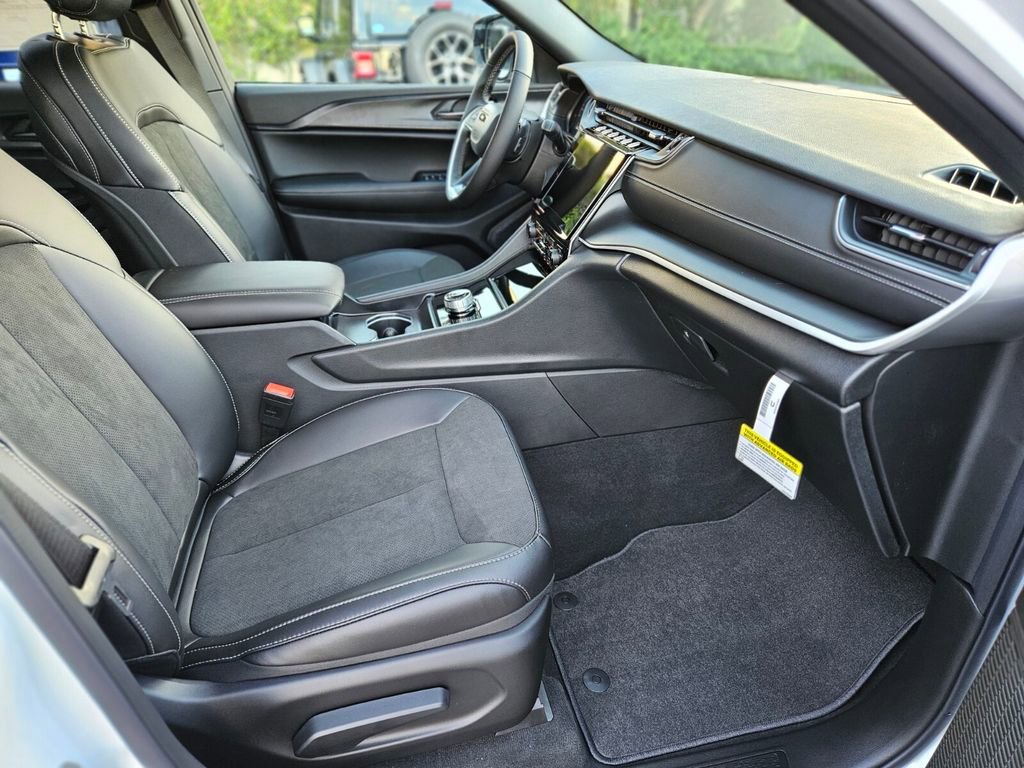 New 2025 Jeep Grand Cherokee Altitude image 11