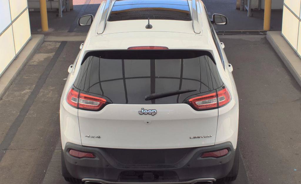 Used 2017 Jeep Cherokee Limited w/ Luxury Group AWD/4WD image 5