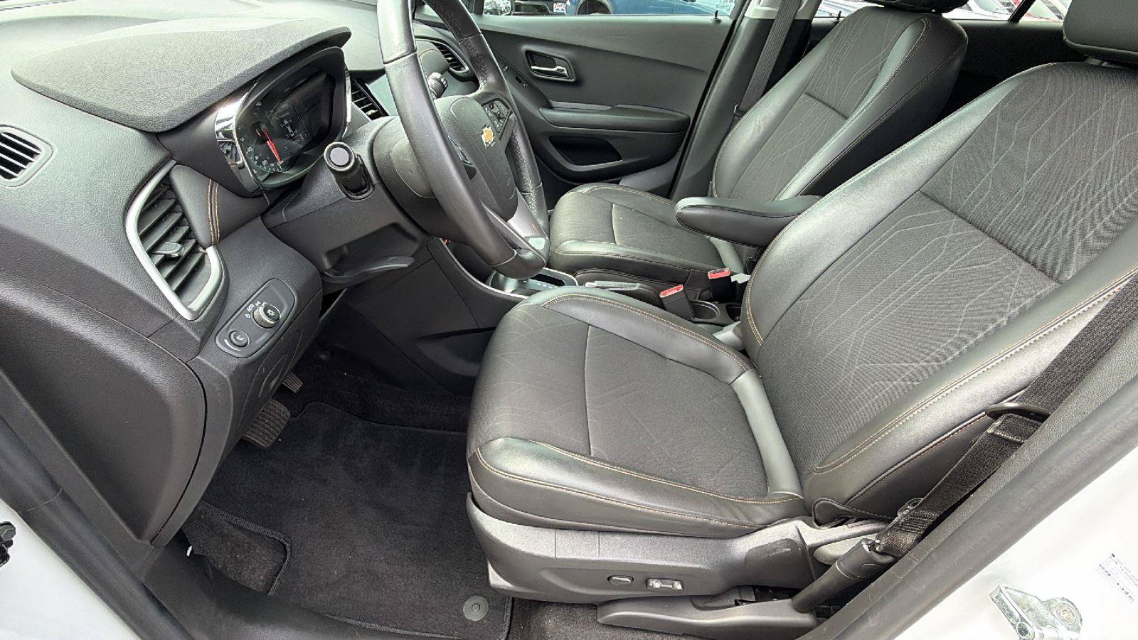 Used 2022 Chevrolet Trax LT w/ Redline Edition AWD/4WD image 13
